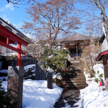 Shirane-jinja (Kusatsu), Temple of the Nichiren sect next to Shirane shrine