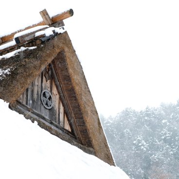 Miyama (Kayabuki no Sato), Traditional thatched roof covered in snow