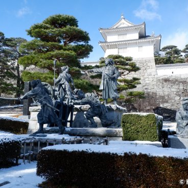 Nihonmatsu (Fukushima), Nihonmatsu Shonentai group of statues in front of a renovated part of the castle