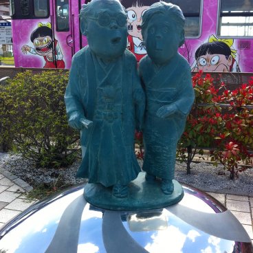Sakaiminato (Tottori), Statues of Shigeru Mizuki and his wife Mura Nunoe as manga characters