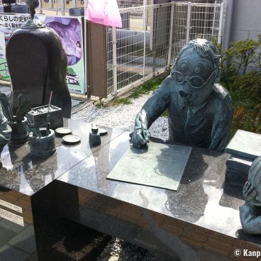 Sakaiminato (Tottori), Statue of Shigeru Mizuki as manga character at the station's exit
