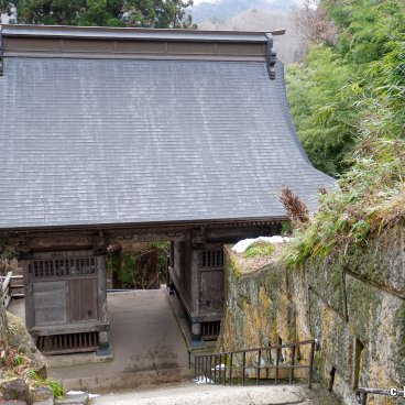 Yamadera, Rear view of the Niomon Gate