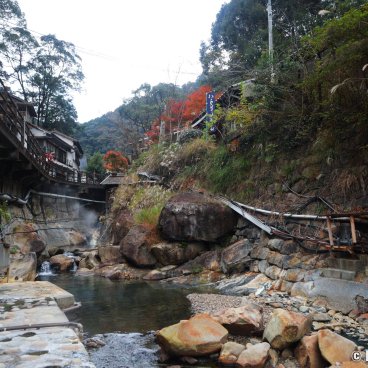Yunomine Onsen (Kumano Kodo), River and hot springs in autumn
