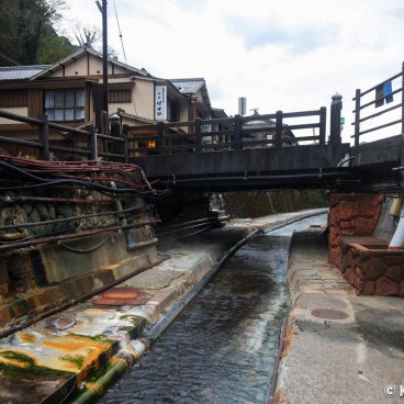 Yunomine Onsen (Kumano Kodo), River and thermal facilities in the village