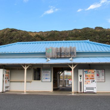 Hama-Kanaya JR station serving Nokogiriyama