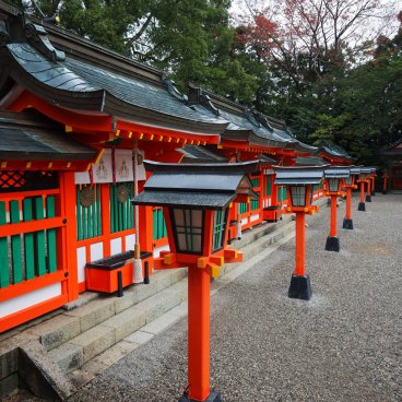 Kumano Hayatama Taisha, Lanterns and details of the shrine's colorful architecture