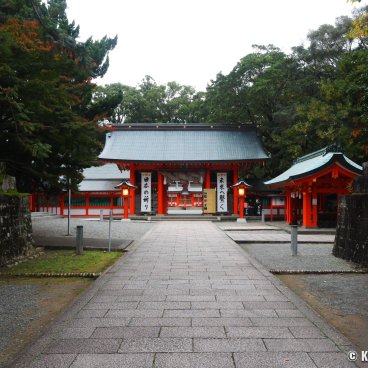 Kumano Hayatama Taisha, Shinmon main gate and access to the sacred enclosure of the shrine