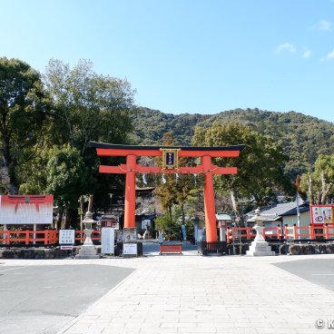 Matsunoo Taisha (Kyoto), Great vermilion torii gate at the entrance of the shrine