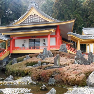 Matsunoo Taisha (Kyoto), Shinzokan Museum and Kyoku-mizu-no-niwa garden 2