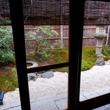 Starbucks Kyoto Ninenzaka Yasaka Chaya, View on the inner Japanese garden