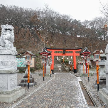 Takayama Inari-jinja (Aomori), Shrine's alley with torii gate and vermilion lanterns