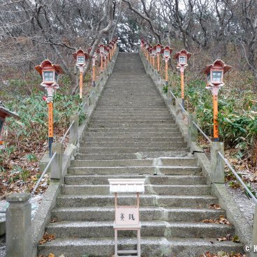 Takayama Inari-jinja (Aomori), Stairway lined with wooden vermilion lanterns