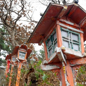 Takayama Inari-jinja (Aomori), Wooden vermilion lanterns