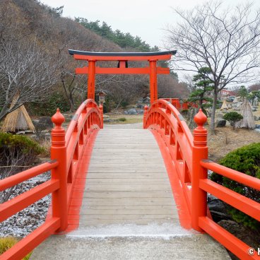 Takayama Inari-jinja (Aomori), Vermilion bridge before the torii gates tunnel