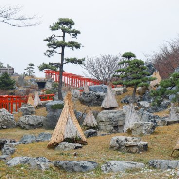 Takayama Inari-jinja (Aomori), Japanese garden in winter and Senbon-Torii tunnel