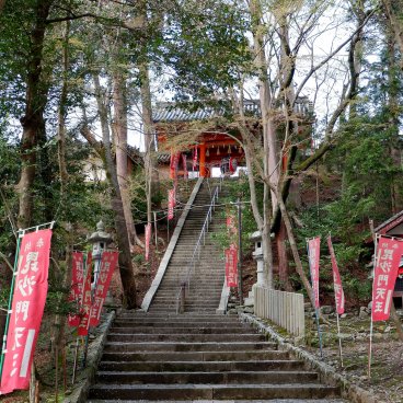 Bishamon-do (Kyoto), Stairway to the Niomon gate at the entrance of the temple