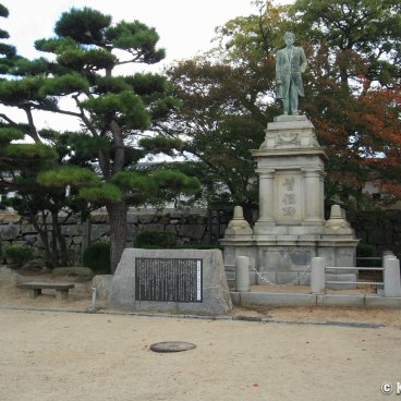 Imabari Castle (Shikoku), Statue and stele in the castle's grounds