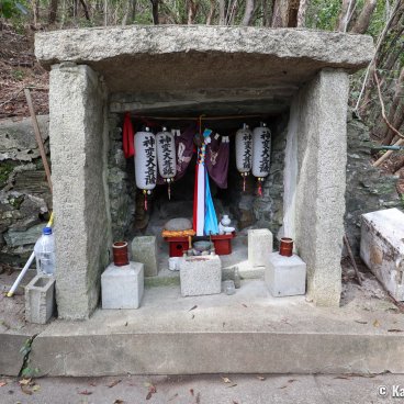 Takozushiyama (Wakayama), Small Shinto altar along the walking trail