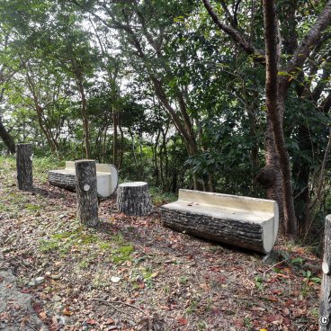 Takozushiyama (Wakayama), Benches along the walking trail