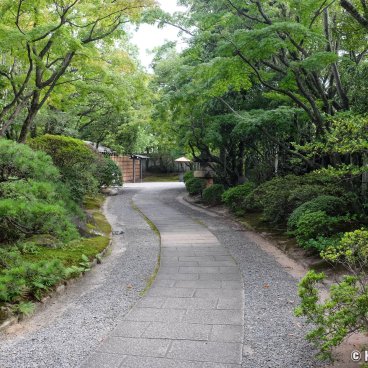 Yusentei Park (Fukuoka), Walking path in the garden 