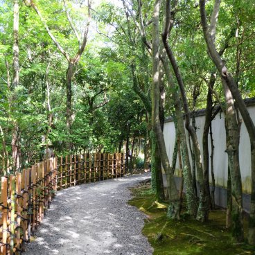 Yusentei Park (Fukuoka), Walking path in the garden 2