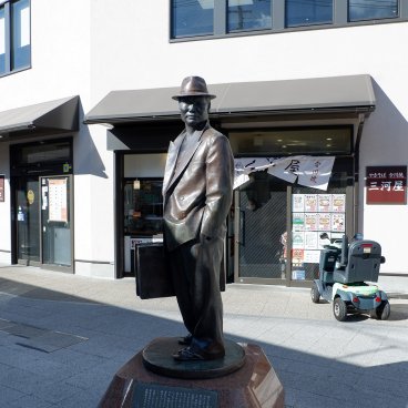 Katsushika (Tokyo), Tora-san statue at the exit of Shibamata station