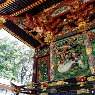 Menuma Shodenzan Kangi-in (Saitama), Painted carvings on the main hall's facade