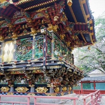 Menuma Shodenzan Kangi-in (Saitama), Painted carvings on the main hall's facade 2