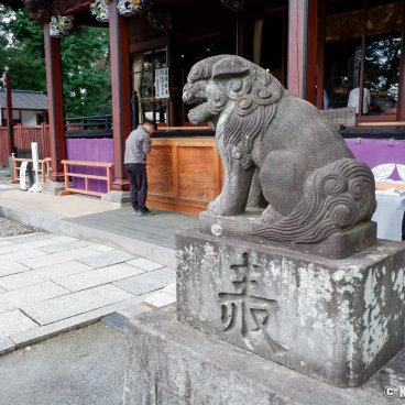 Menuma Shodenzan Kangi-in (Saitama), A worshipper praying at the temple