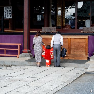 Menuma Shodenzan Kangi-in (Saitama), A Japanese family praying at the temple