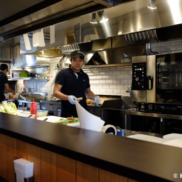 Doug’s Burger (Miyako-jima), Restaurant counter and kitchen
