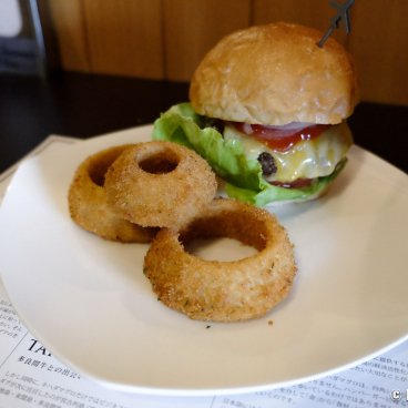 Doug’s Burger (Miyako-jima), Beef burger and onion rings