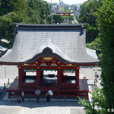 Tsurugaoka Hachimangu (Kamakura), View on the Maiden pavilion from the stone stairway