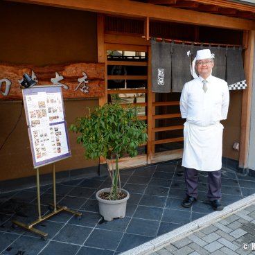 Hatsumi Zushi Honten (Fukui), Sushi master welcoming customers at his restaurant