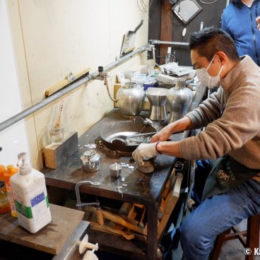 Seikado (Kyoto), Crafstamn showing how to work pewter objects