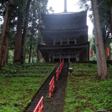 Oiwasan Nisseki-ji (Toyama), Stairway to the Sanjunoto Pagoda