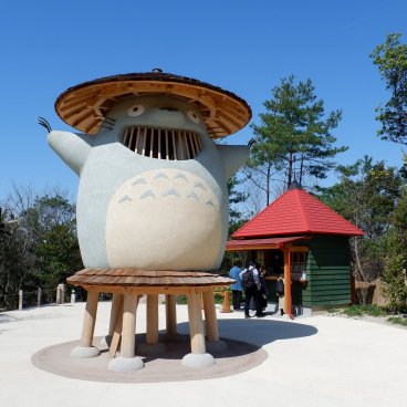 Ghibli Park (Nagoya), Totoro statue at the Dondoko-do temple in Dondoko Forest