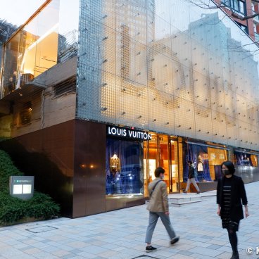 Roppongi Hills (Tokyo), Louis Vuitton shop in the lower area of the building complex