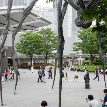 Roppongi Hills (Tokyo), Giant spider statue "Maman" at the foot of the building complex