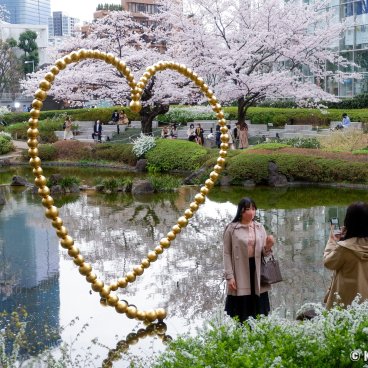 Roppongi Hills (Tokyo), Artwork Kin no Kokoro by Jean-Michel Othoniel in Mohri Garden during the sakura season