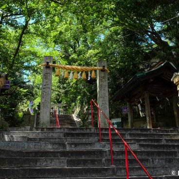 Washio Atago-jinja (Fukuoka), Stairway and gate crowned by a Shimenawa cord in the shrine's grounds