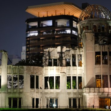 Hiroshima Orizuru Tower, Night view on the building behind the Genbaku Dome