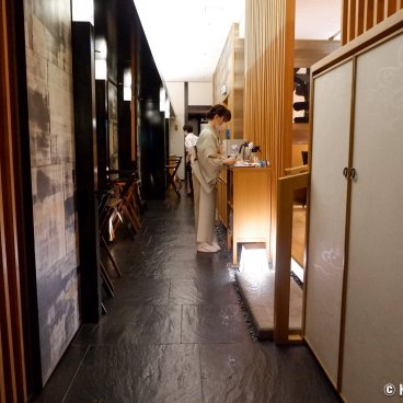 Otaru Masazushi Ginza (Tokyo), Inside view of the restaurant and staff