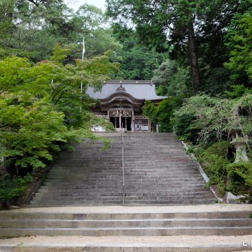 Niiyama-jinja (Kanzaki, Saga), Stairway to the shrine's main pavilion