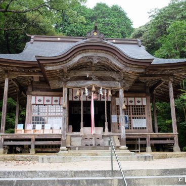 Niiyama-jinja (Kanzaki, Saga), The shrine's main pavilion