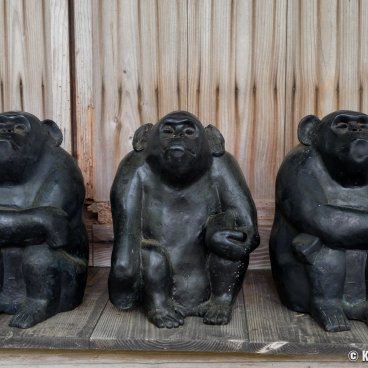 Shikoku Mura (Takamatsu), Monkey statues at the Nakaishi Family House