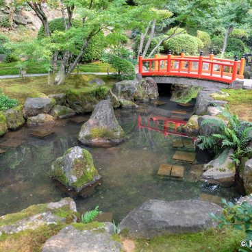 Yutoku Inari-jinja (Kashima, Saga), Red little bridge in the Japanese garden