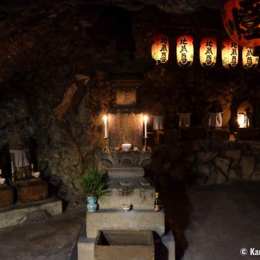 Shodoshima (Shikoku), Buddhist altar in a cave at Goishizan temple (Shodoshima pilgrimage)