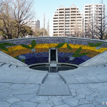 Yokoamicho Park (Tokyo), Peace monument and tribute to the victims of aerial bombings