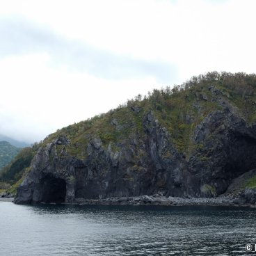 Shiretoko (Hokkaido), View on the National Park's cliffs from the cruise departing from Utoro Port